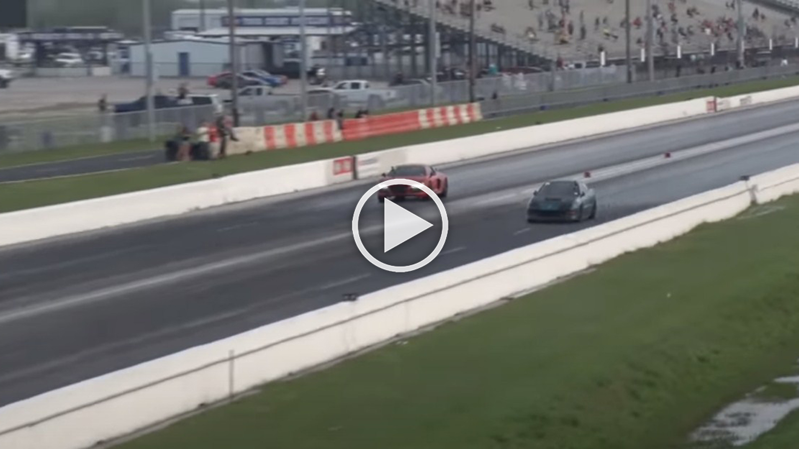 Honda Interga κερνάει κολόνες Audi R8 [video]